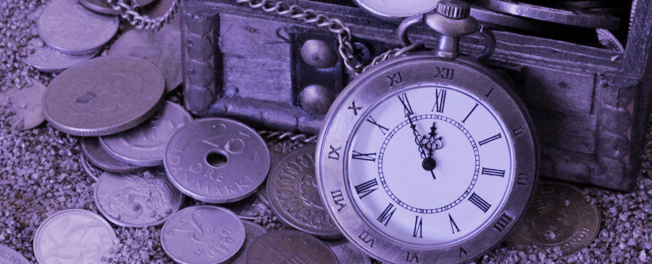 alte Uhr und Münzen